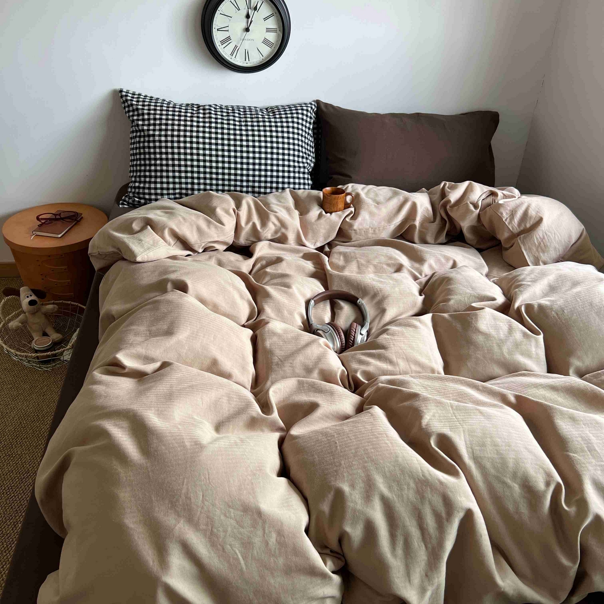 91家纺网 家纺一手货源 找家纺 2025新款全棉人字纹四件套（茶色山野） 茶色山野（黑小格混搭深棕）