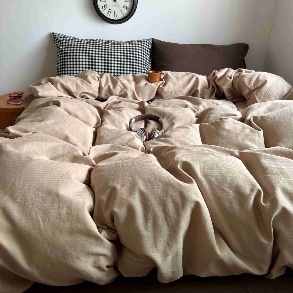 91家纺网 家纺一手货源 找家纺 2025新款全棉人字纹四件套（茶色山野） 茶色山野（黑小格混搭深棕）