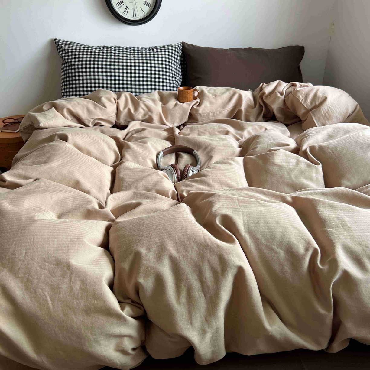 91家纺网 家纺一手货源 找家纺 2025新款全棉人字纹四件套（茶色山野） 茶色山野（黑小格混搭深棕）