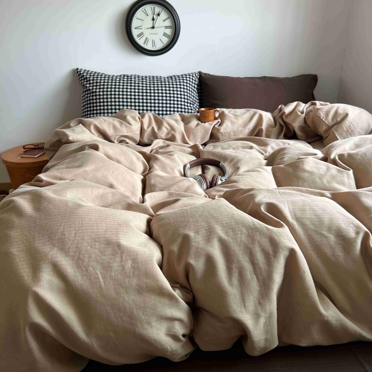 91家纺网 家纺一手货源 找家纺 2025新款全棉人字纹四件套（茶色山野） 茶色山野（黑小格混搭深棕）