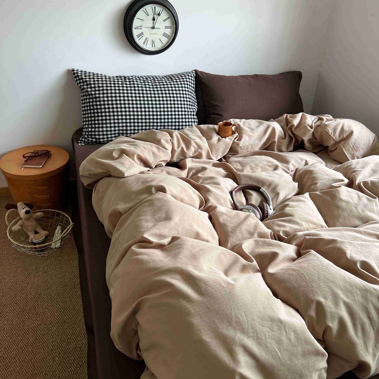 91家纺网 家纺一手货源 找家纺 2025新款全棉人字纹四件套（茶色山野） 茶色山野（黑小格混搭深棕）