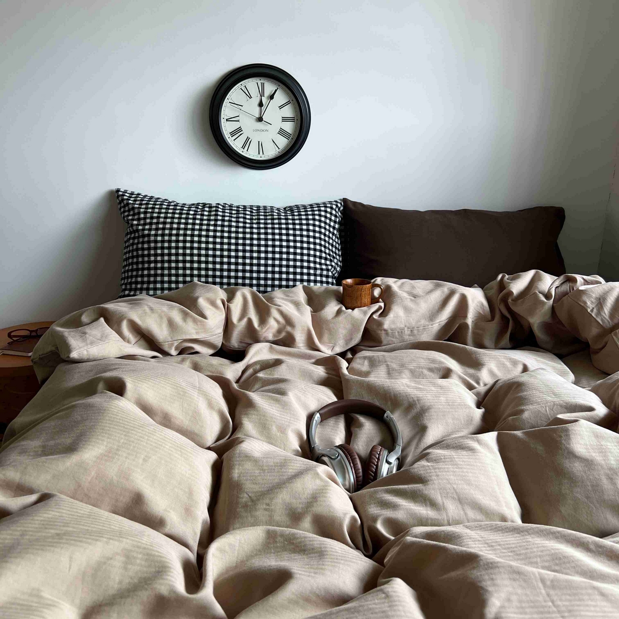 91家纺网 家纺一手货源 找家纺 2025新款全棉人字纹四件套（茶色山野） 茶色山野（黑小格混搭深棕）