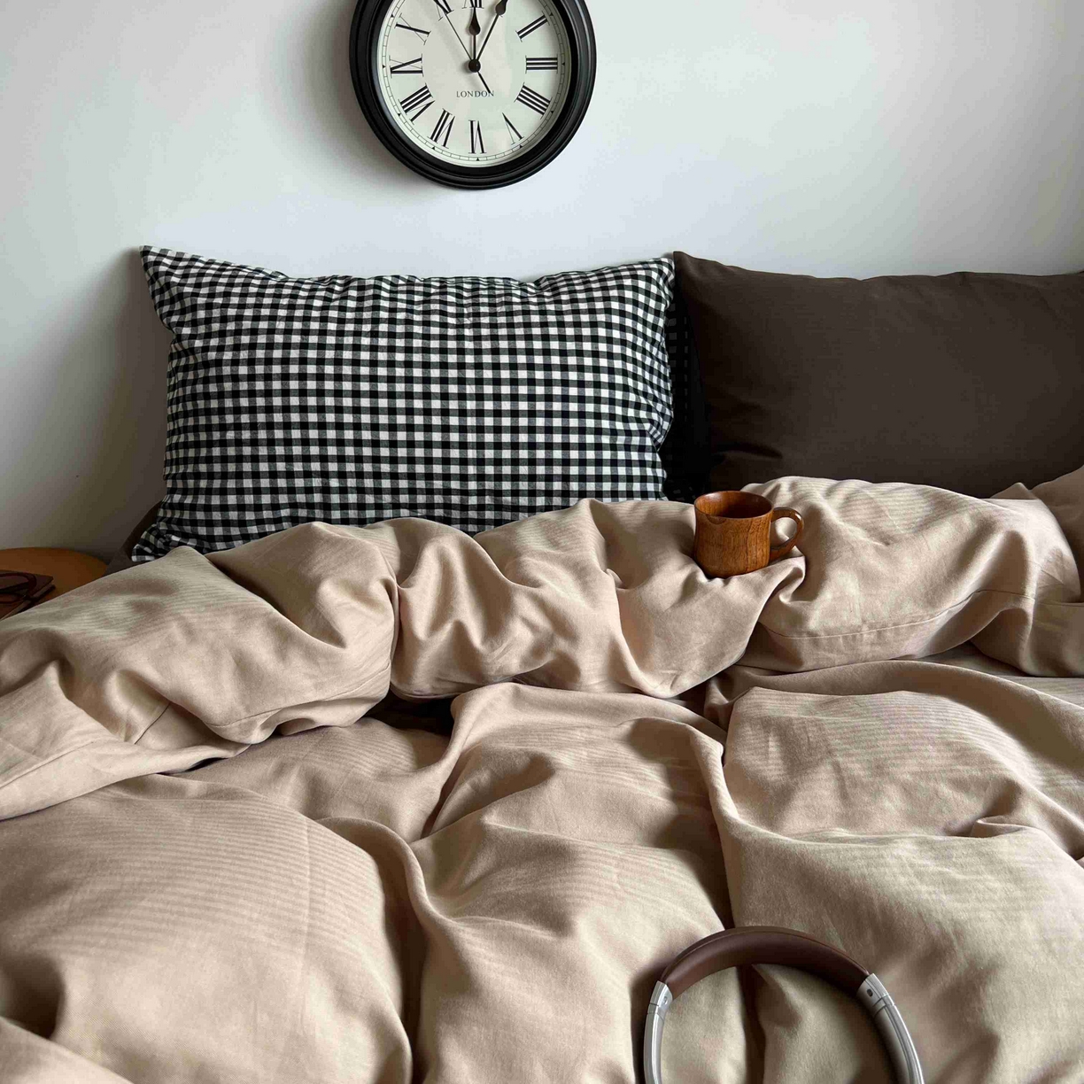 91家纺网 家纺一手货源 找家纺 2025新款全棉人字纹四件套（茶色山野） 茶色山野（黑小格混搭深棕）