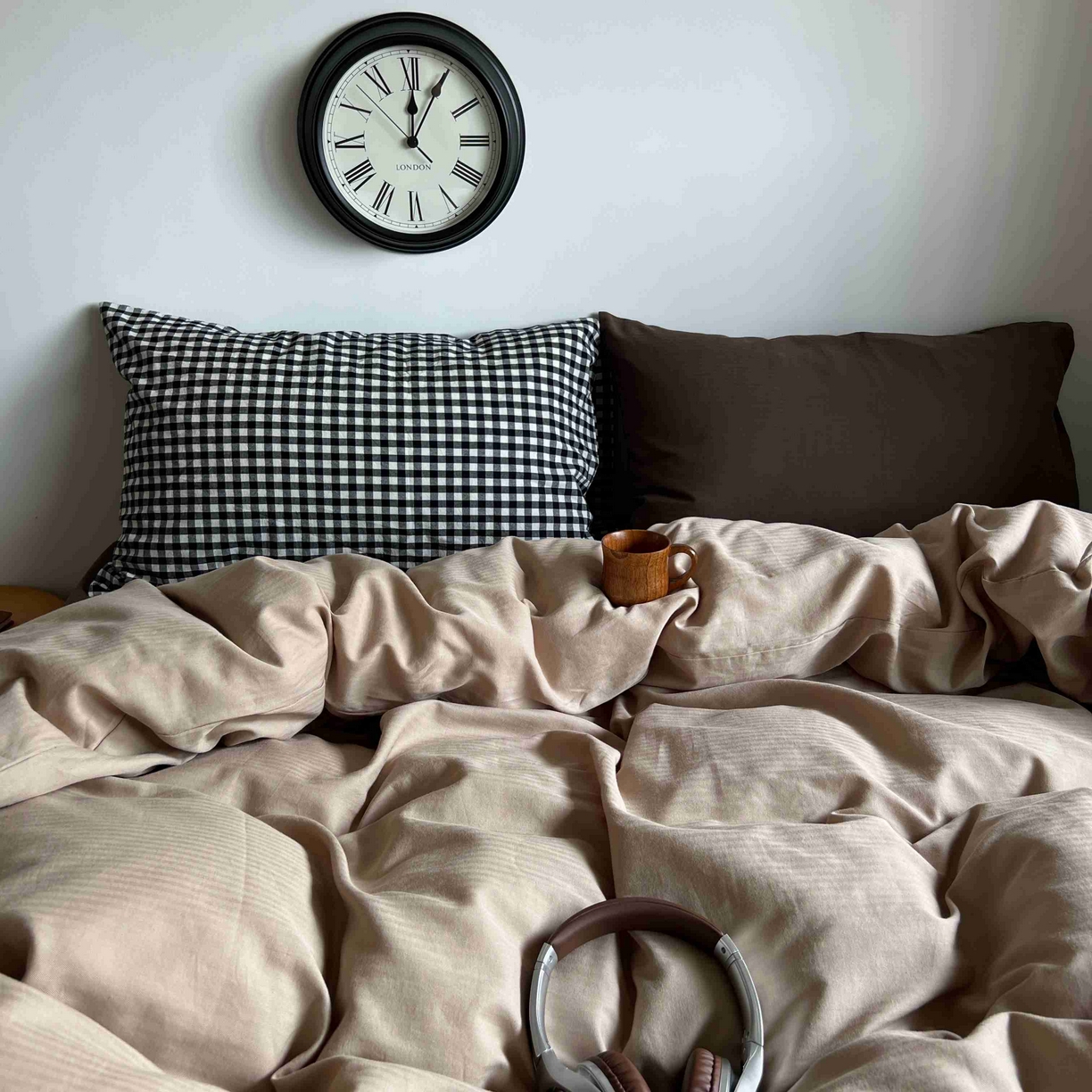 91家纺网 家纺一手货源 找家纺 2025新款全棉人字纹四件套（茶色山野） 茶色山野（黑小格混搭深棕）