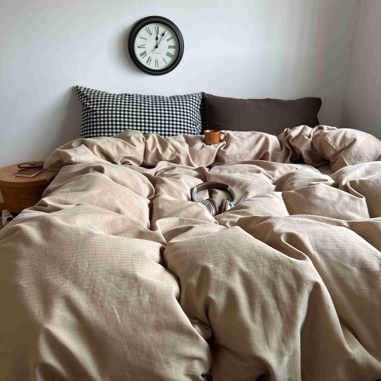 91家纺网 家纺一手货源 找家纺 2025新款全棉人字纹四件套（茶色山野） 茶色山野（黑小格混搭深棕）