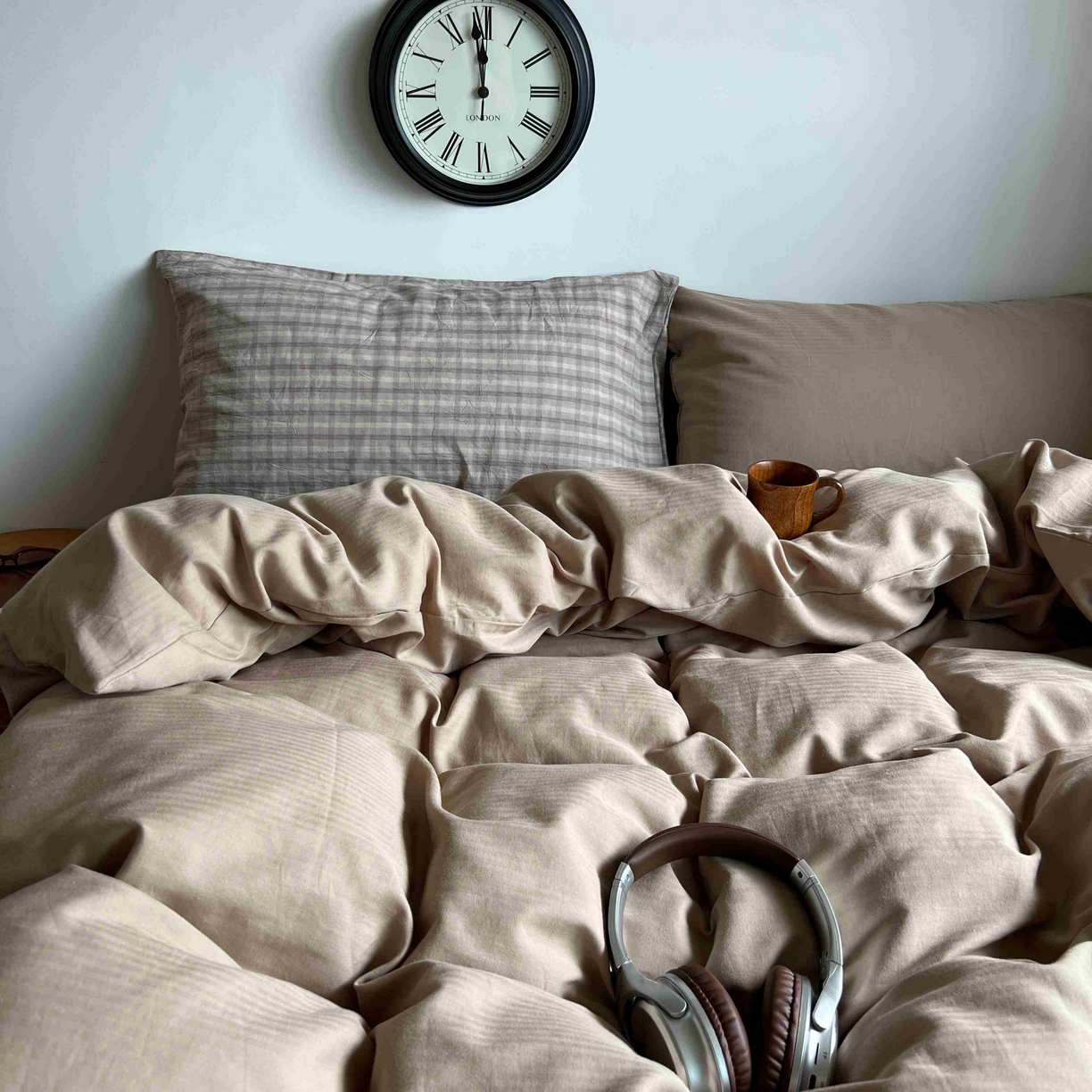 91家纺网 家纺一手货源 找家纺 2025新款全棉人字纹四件套（茶色山野） 茶色山野（咖大格混搭奶咖）