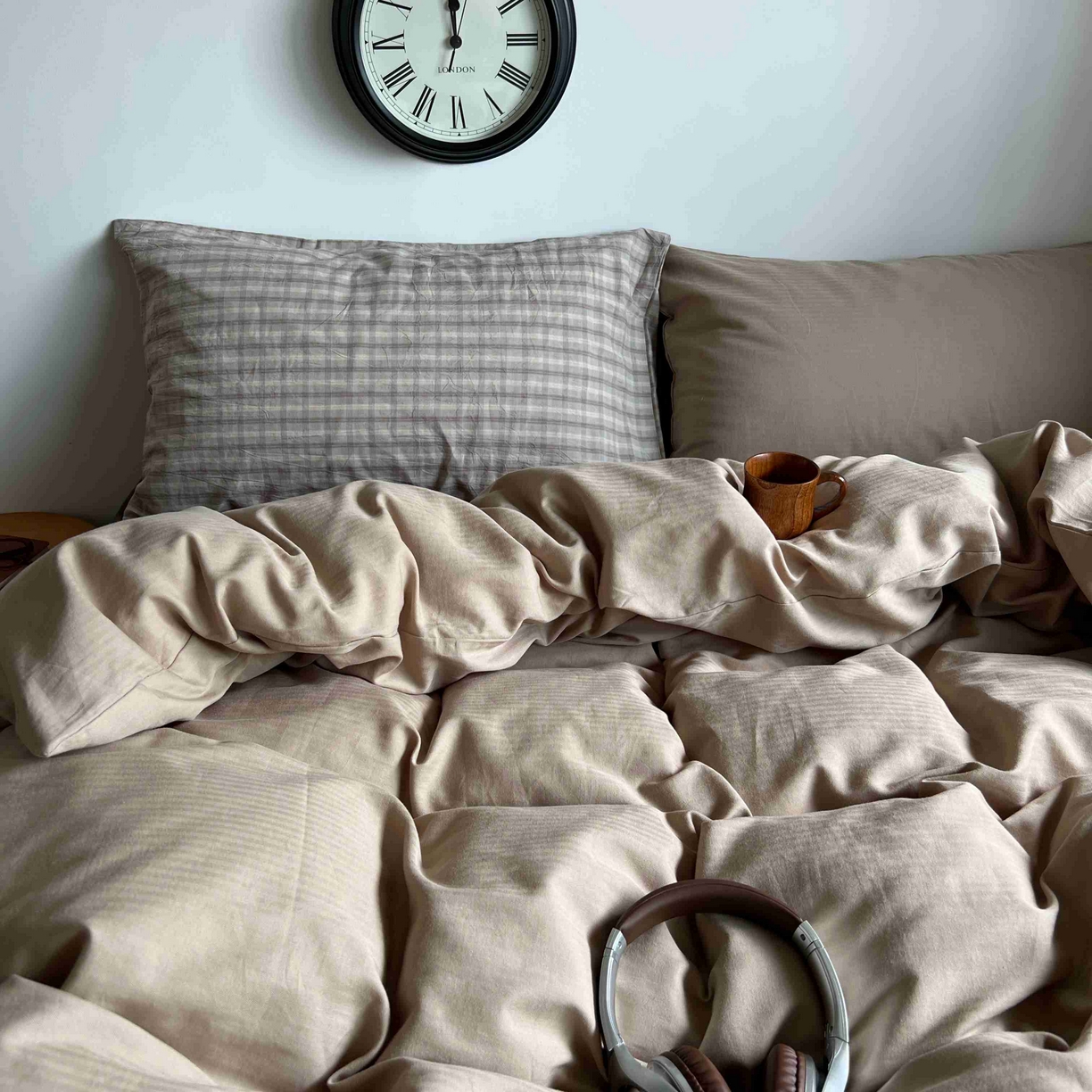 91家纺网 家纺一手货源 找家纺 2025新款全棉人字纹四件套（茶色山野） 茶色山野（咖大格混搭奶咖）