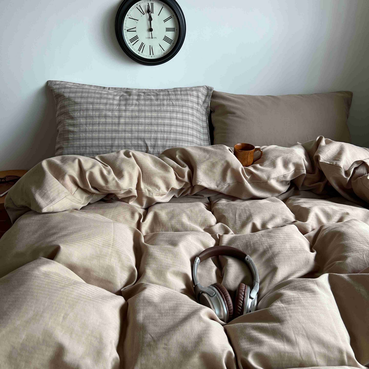 91家纺网 家纺一手货源 找家纺 2025新款全棉人字纹四件套（茶色山野） 茶色山野（咖大格混搭奶咖）