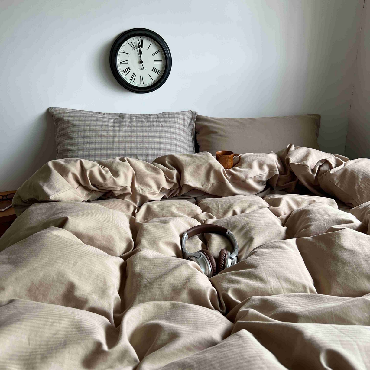 91家纺网 家纺一手货源 找家纺 2025新款全棉人字纹四件套（茶色山野） 茶色山野（咖大格混搭奶咖）