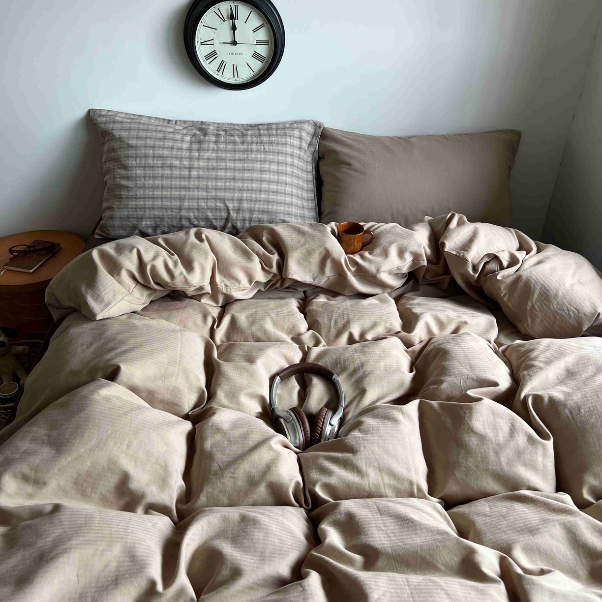 91家纺网 家纺一手货源 找家纺 2025新款全棉人字纹四件套（茶色山野） 茶色山野（咖大格混搭奶咖）