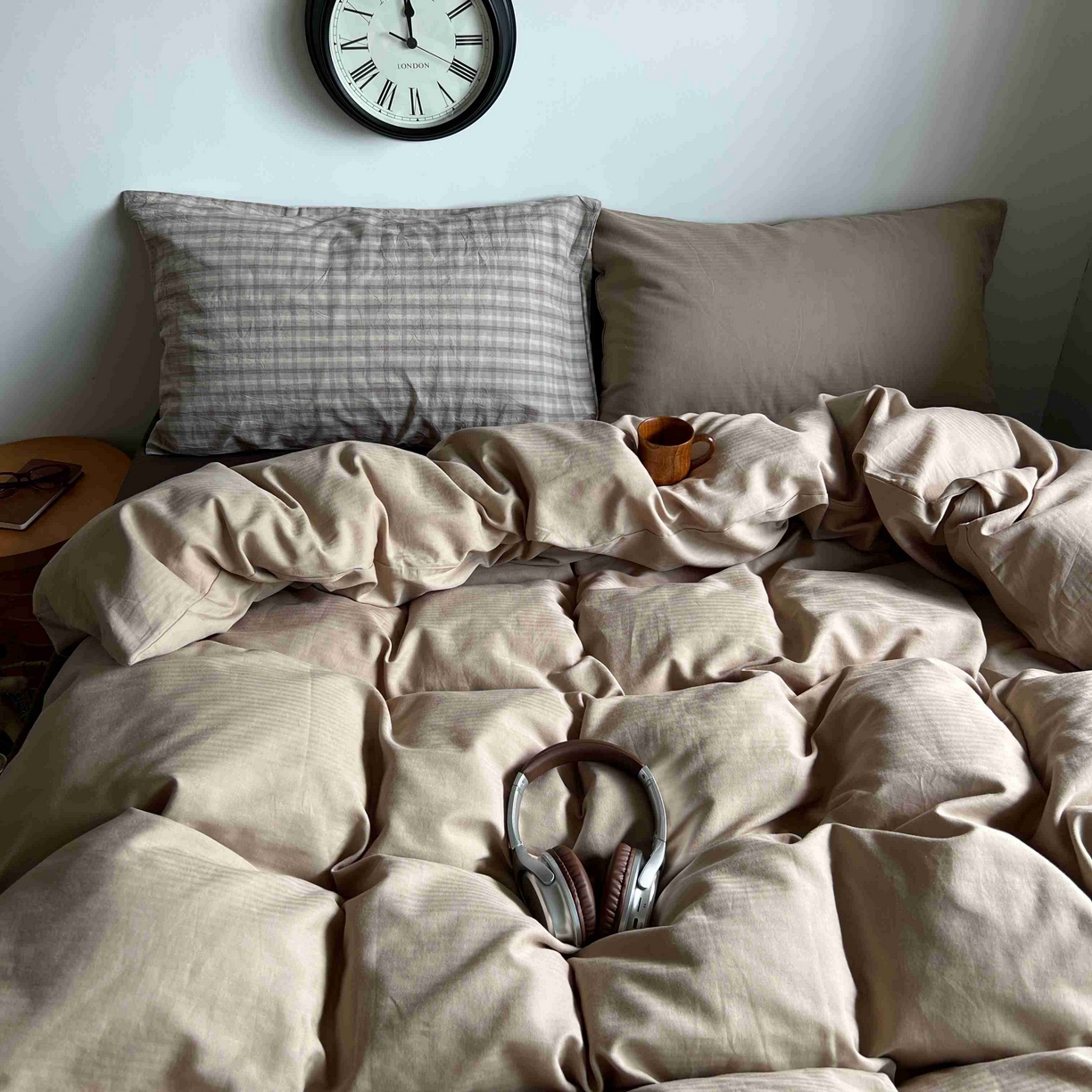 91家纺网 家纺一手货源 找家纺 2025新款全棉人字纹四件套（茶色山野） 茶色山野（咖大格混搭奶咖）