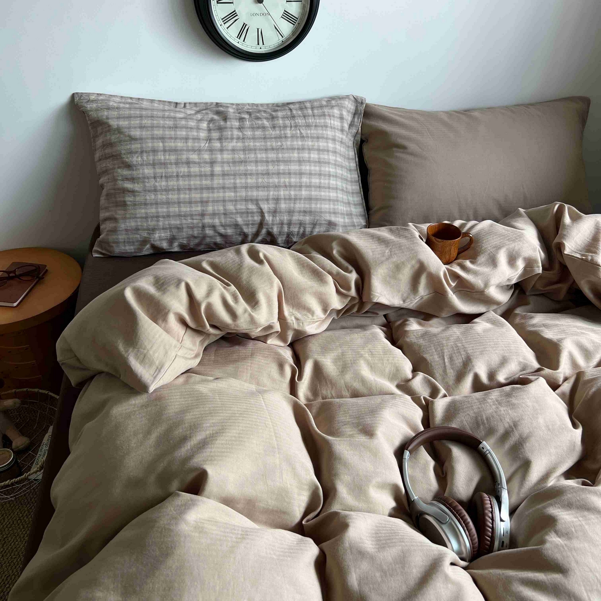 91家纺网 家纺一手货源 找家纺 2025新款全棉人字纹四件套（茶色山野） 茶色山野（咖大格混搭奶咖）