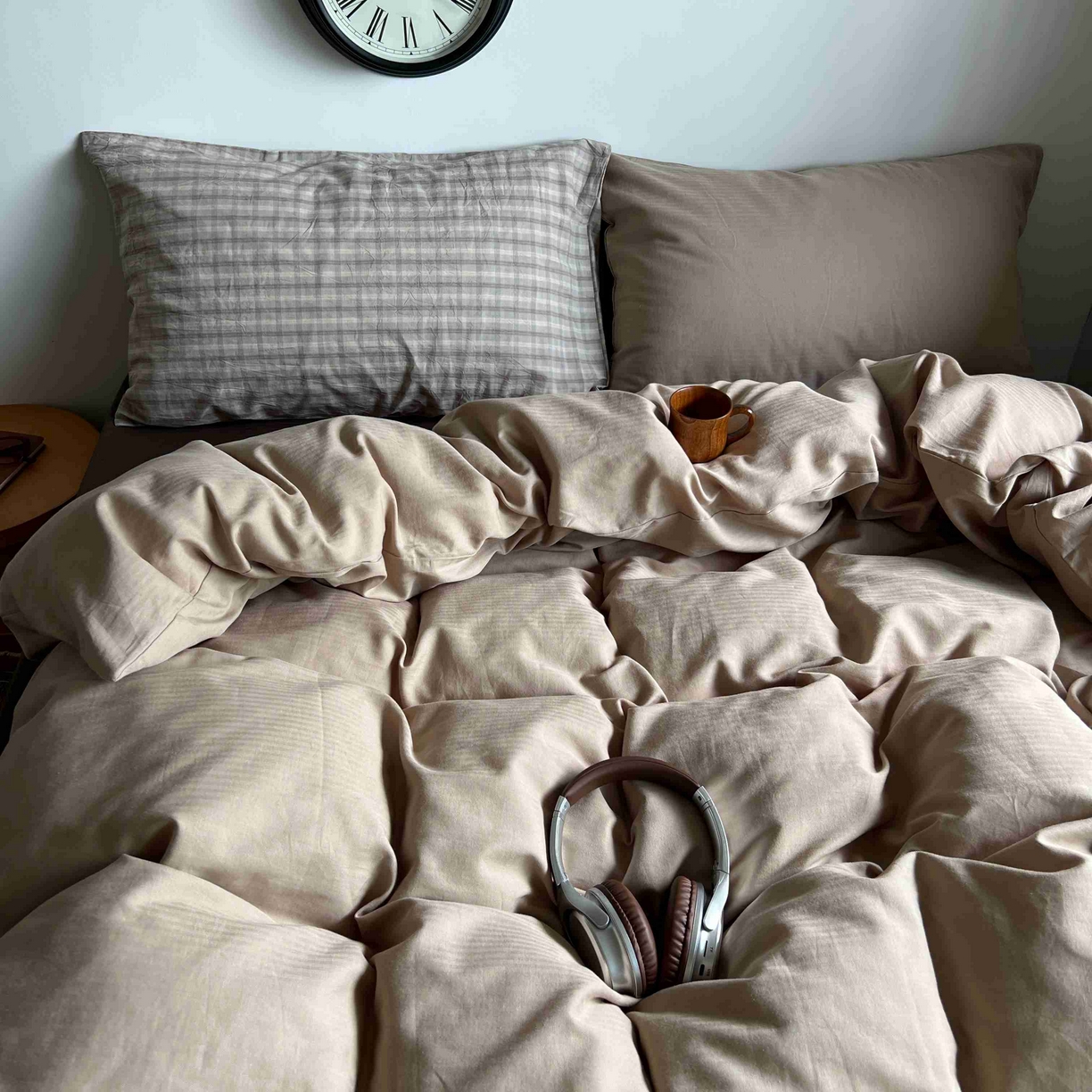 91家纺网 家纺一手货源 找家纺 2025新款全棉人字纹四件套（茶色山野） 茶色山野（咖大格混搭奶咖）