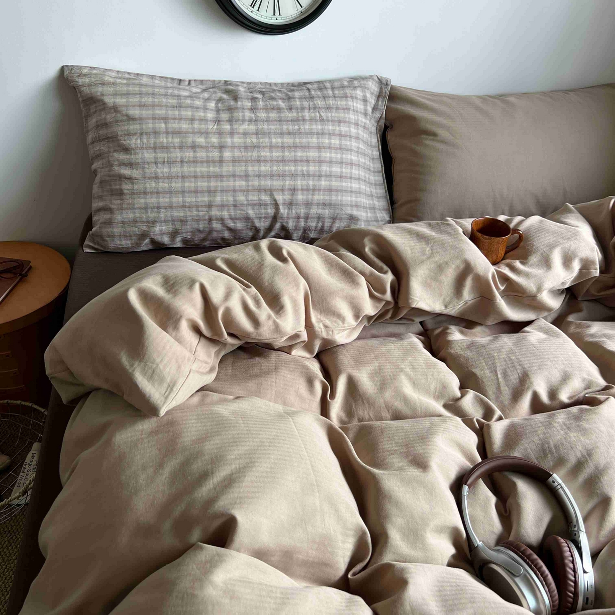 91家纺网 家纺一手货源 找家纺 2025新款全棉人字纹四件套（茶色山野） 茶色山野（咖大格混搭奶咖）