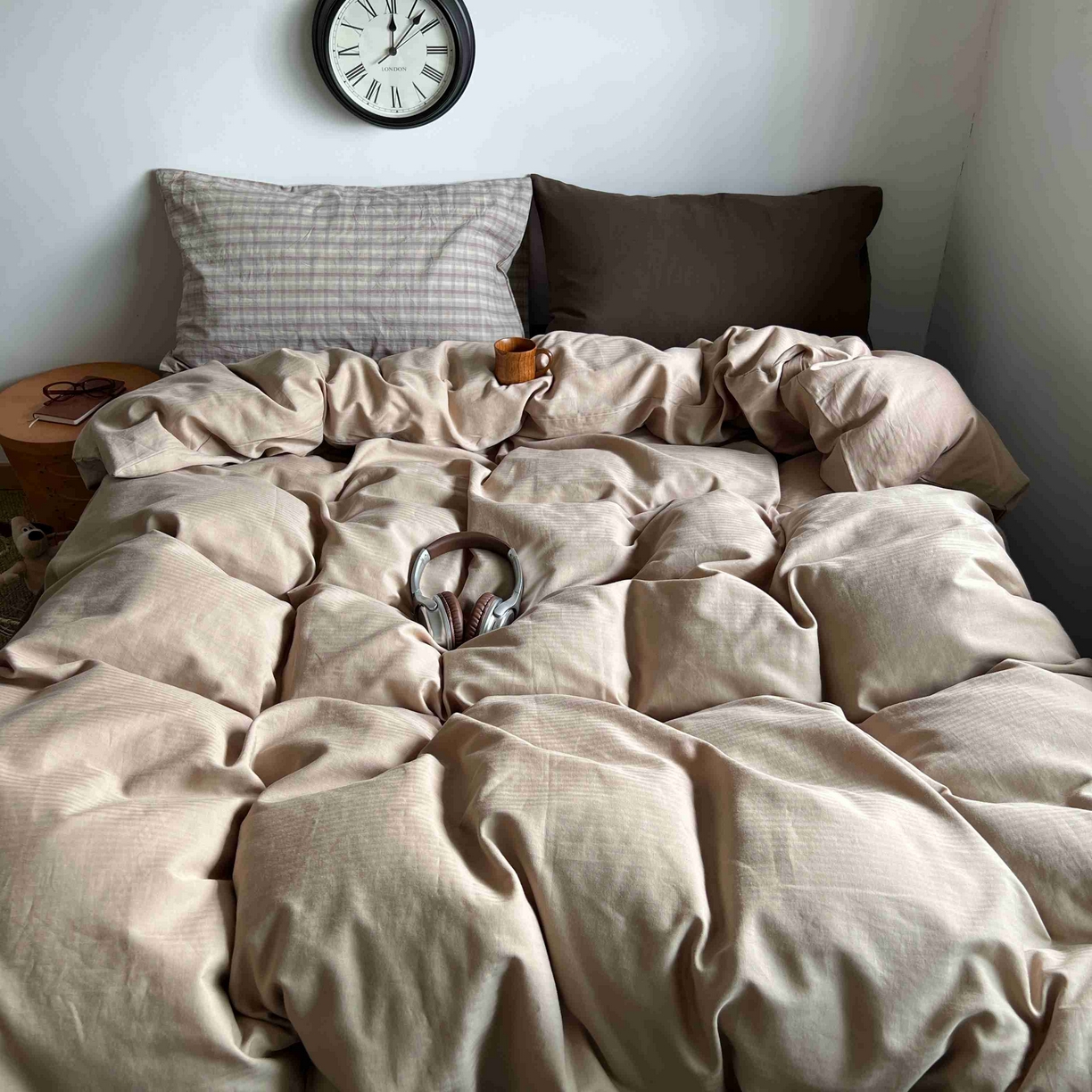 91家纺网 家纺一手货源 找家纺 2025新款全棉人字纹四件套（茶色山野） 茶色山野（咖大格混搭深棕）