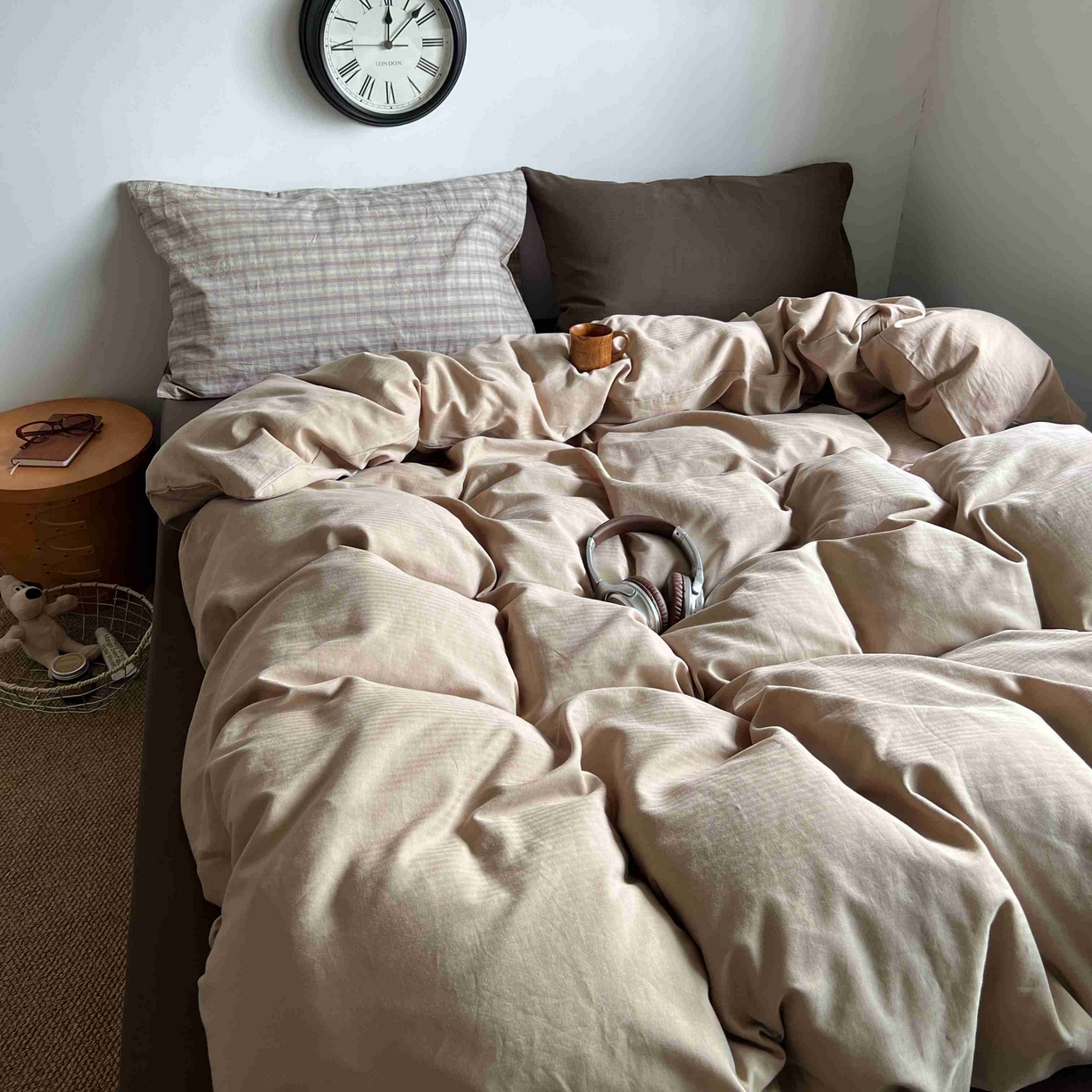 91家纺网 家纺一手货源 找家纺 2025新款全棉人字纹四件套（茶色山野） 茶色山野（咖大格混搭深棕）