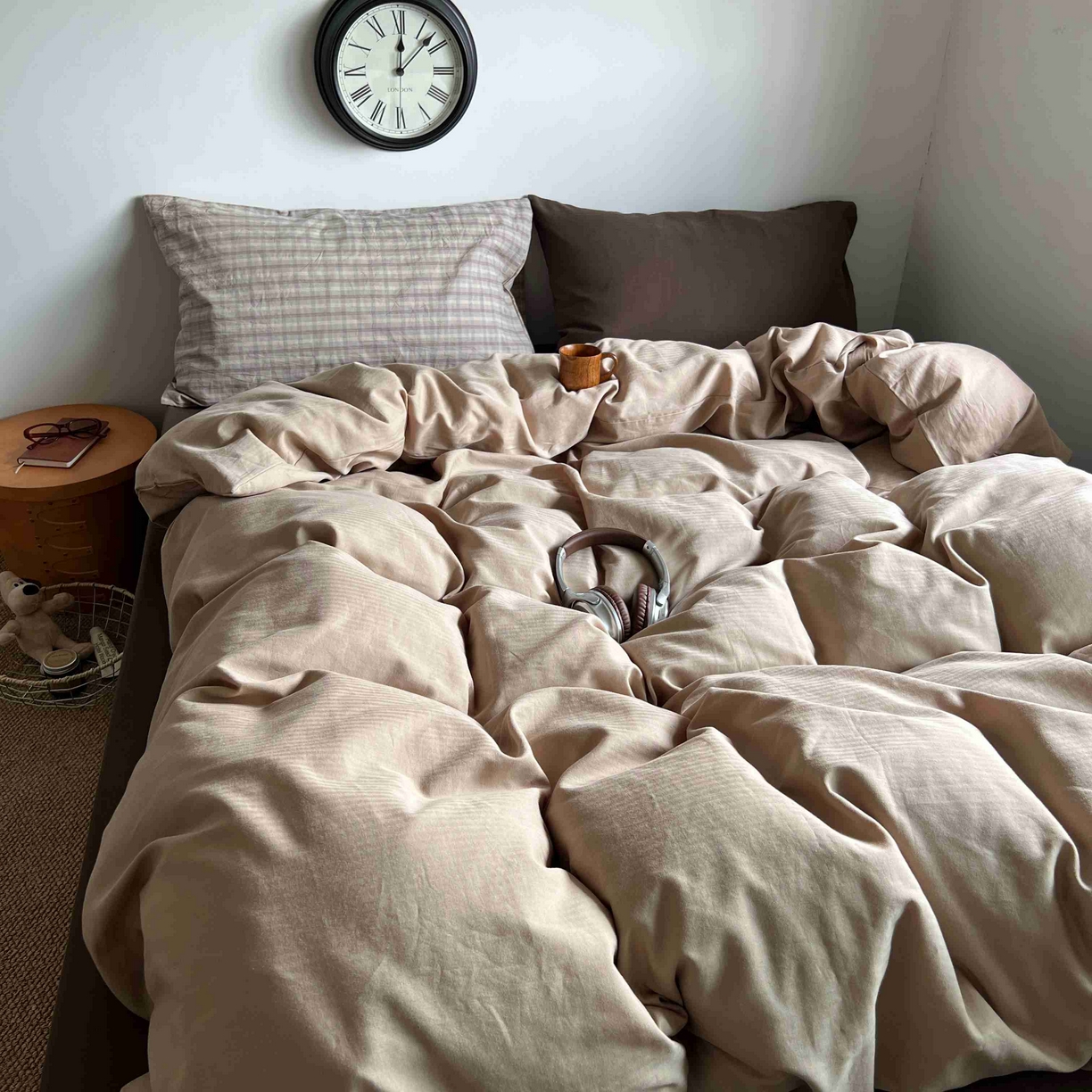 91家纺网 家纺一手货源 找家纺 2025新款全棉人字纹四件套（茶色山野） 茶色山野（咖大格混搭深棕）