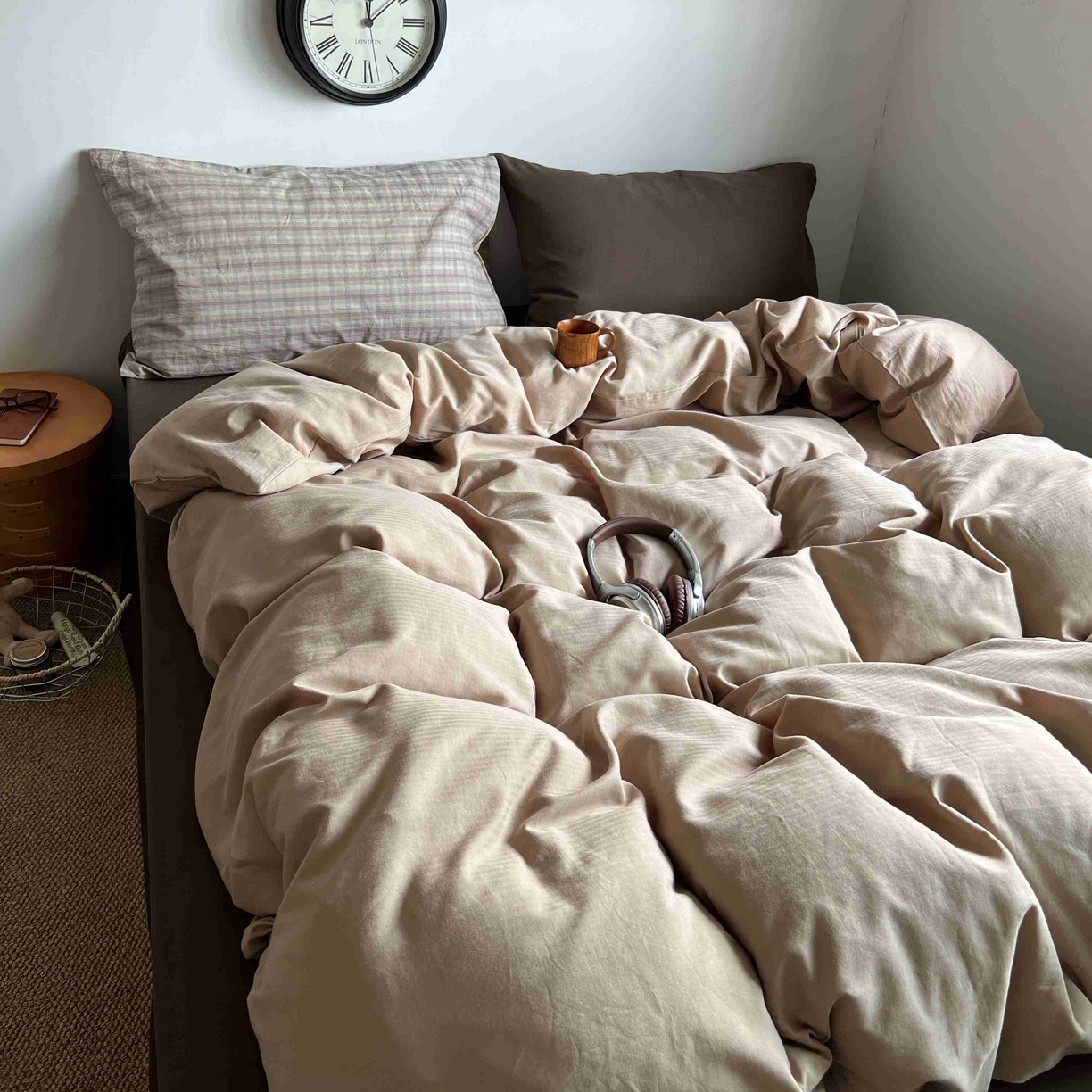 91家纺网 家纺一手货源 找家纺 2025新款全棉人字纹四件套（茶色山野） 茶色山野（咖大格混搭深棕）