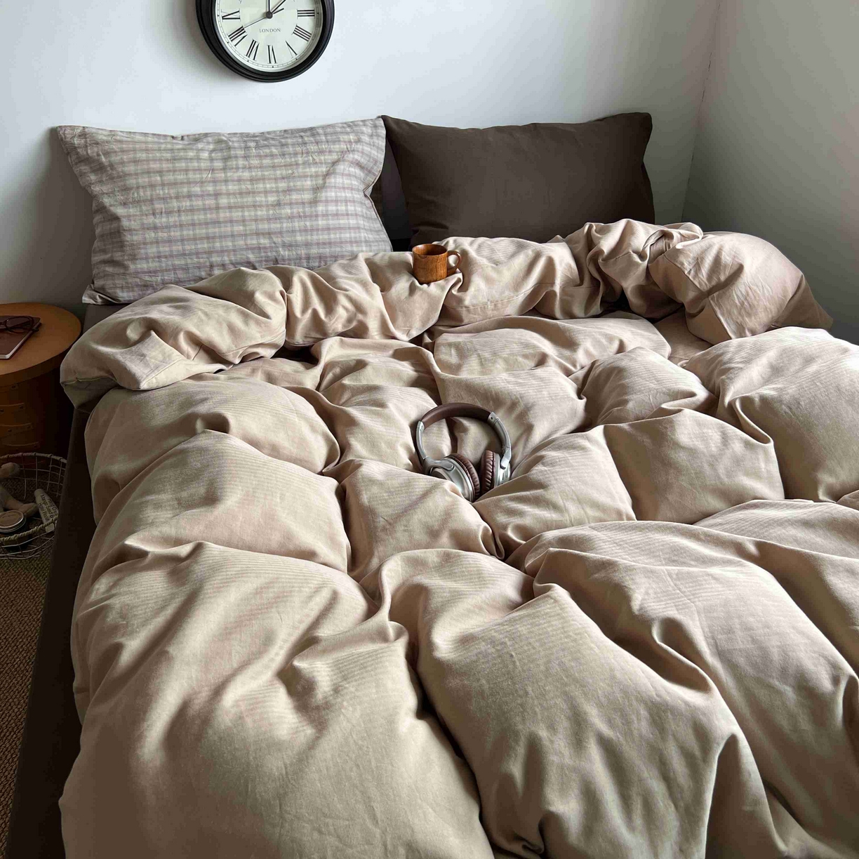 91家纺网 家纺一手货源 找家纺 2025新款全棉人字纹四件套（茶色山野） 茶色山野（咖大格混搭深棕）