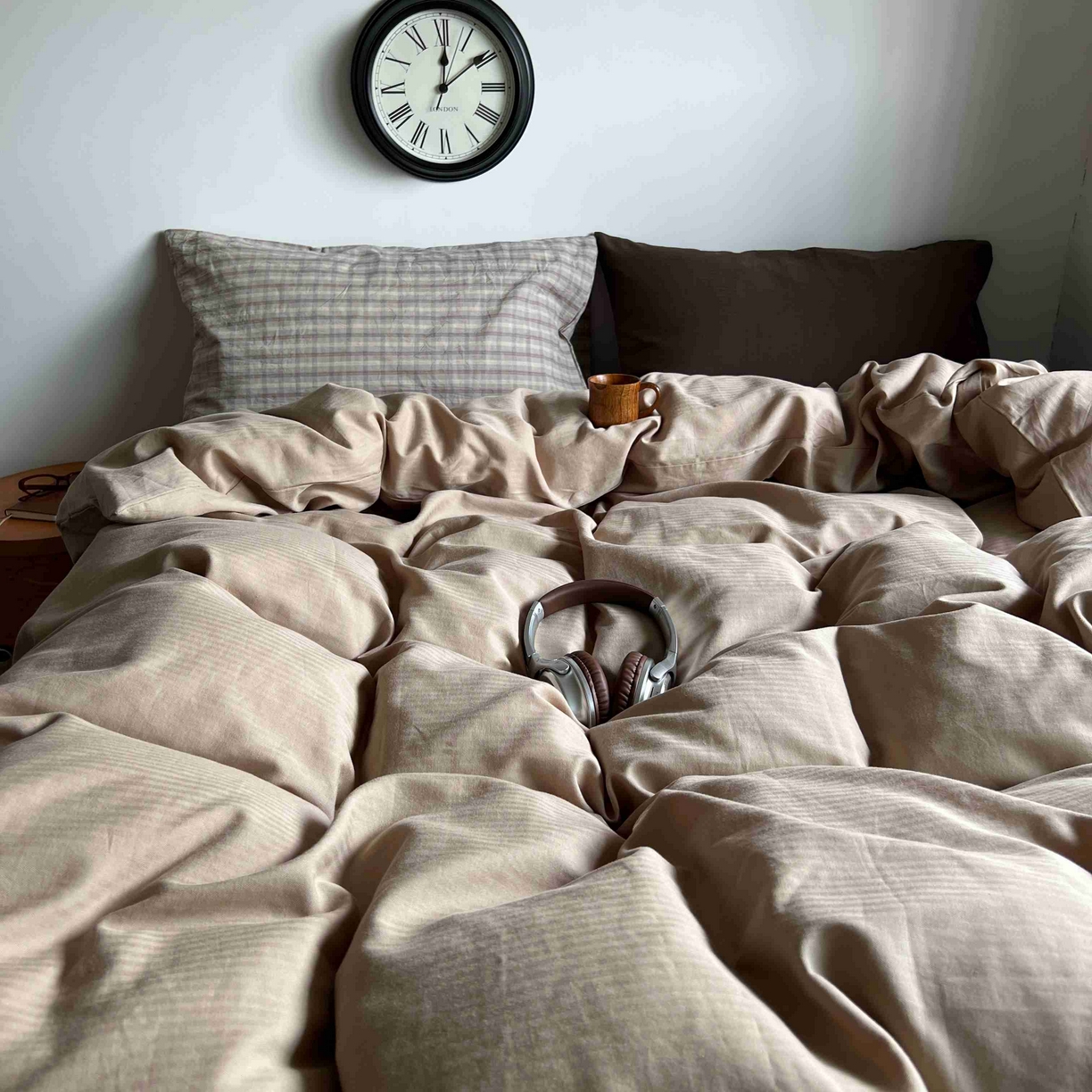 91家纺网 家纺一手货源 找家纺 2025新款全棉人字纹四件套（茶色山野） 茶色山野（咖大格混搭深棕）