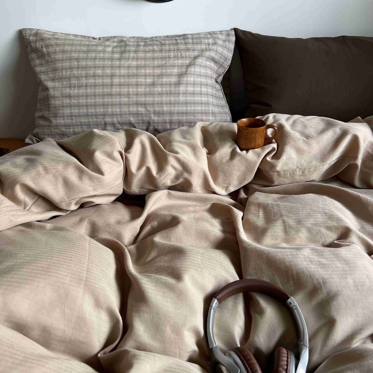 91家纺网 家纺一手货源 找家纺 2025新款全棉人字纹四件套（茶色山野） 茶色山野（咖大格混搭深棕）