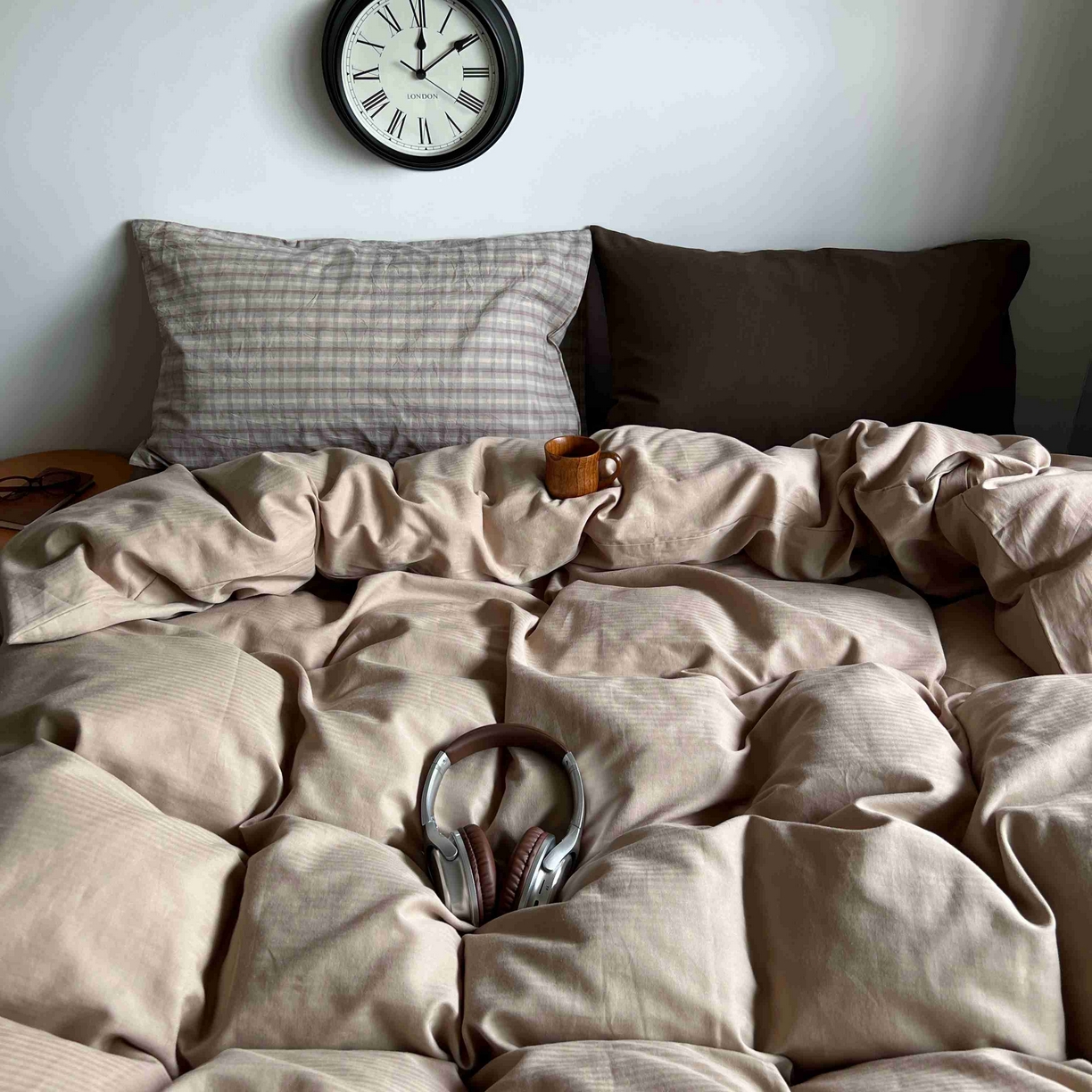 91家纺网 家纺一手货源 找家纺 2025新款全棉人字纹四件套（茶色山野） 茶色山野（咖大格混搭深棕）