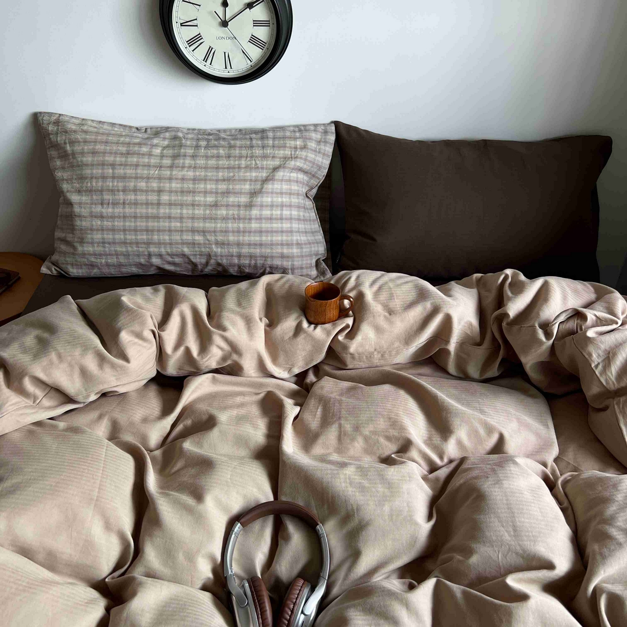 91家纺网 家纺一手货源 找家纺 2025新款全棉人字纹四件套（茶色山野） 茶色山野（咖大格混搭深棕）