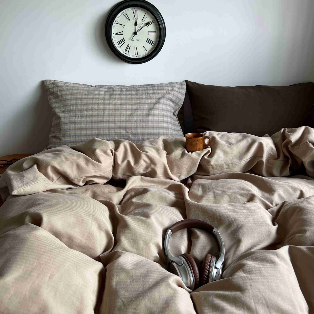 91家纺网 家纺一手货源 找家纺 2025新款全棉人字纹四件套（茶色山野） 茶色山野（咖大格混搭深棕）