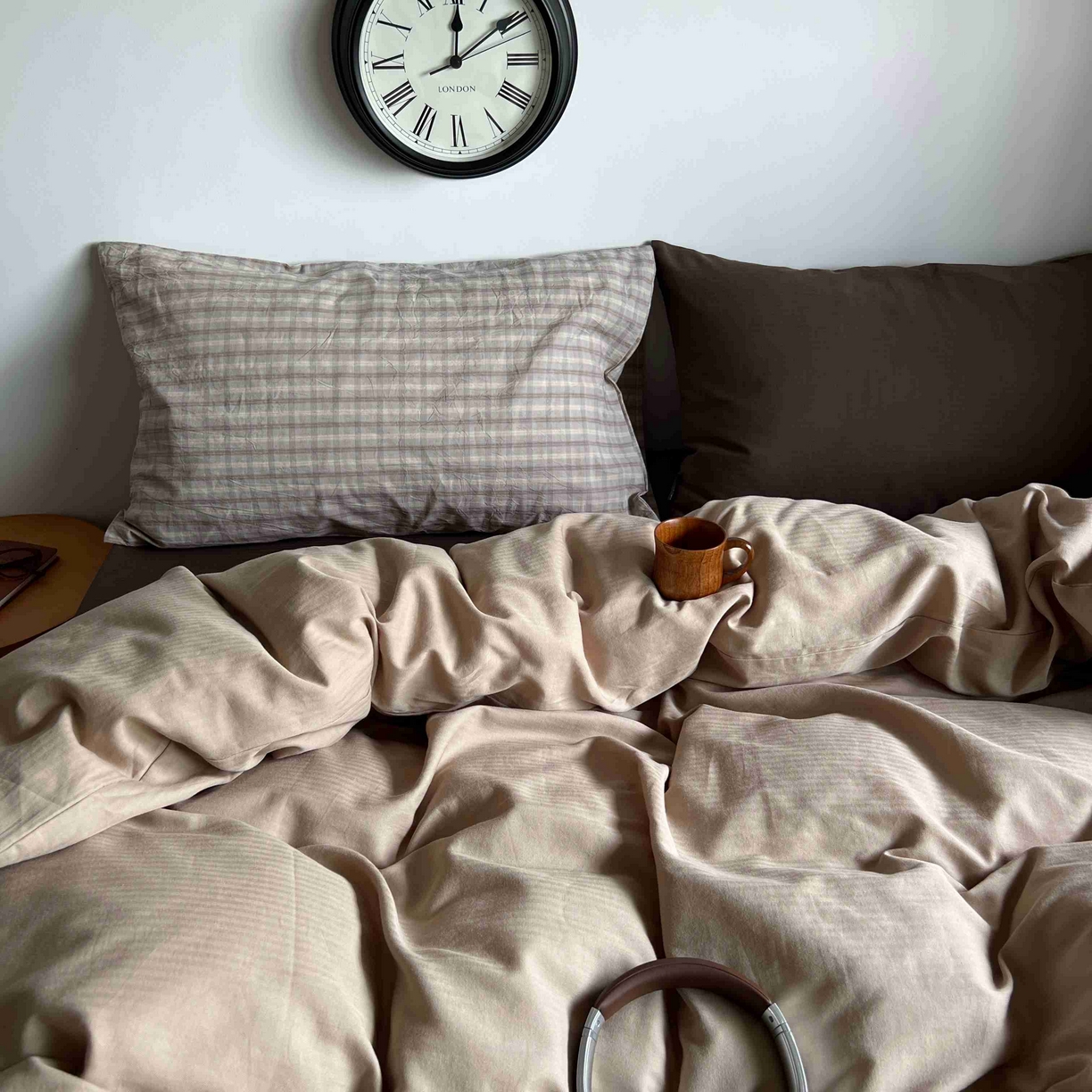 91家纺网 家纺一手货源 找家纺 2025新款全棉人字纹四件套（茶色山野） 茶色山野（咖大格混搭深棕）