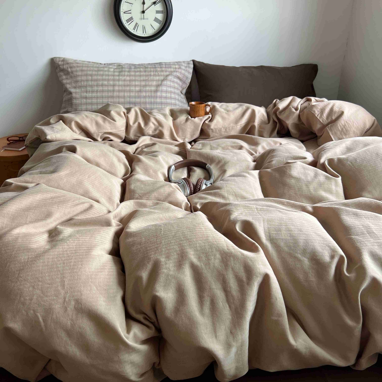 91家纺网 家纺一手货源 找家纺 2025新款全棉人字纹四件套（茶色山野） 茶色山野（咖大格混搭深棕）