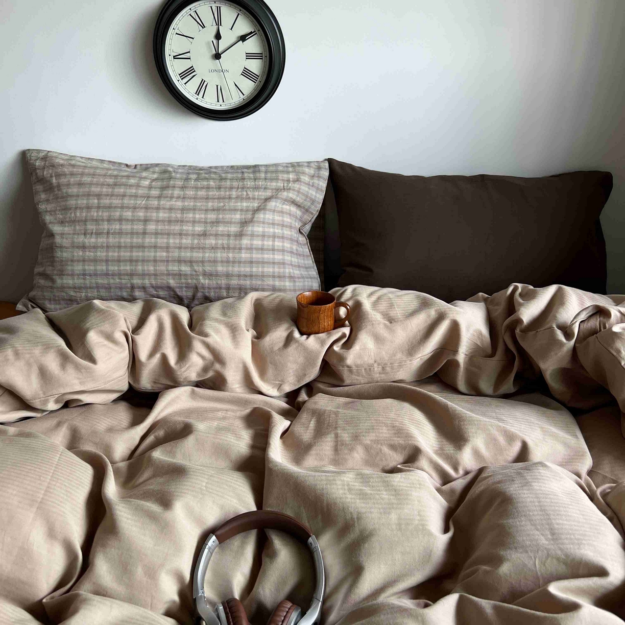 91家纺网 家纺一手货源 找家纺 2025新款全棉人字纹四件套（茶色山野） 茶色山野（咖大格混搭深棕）