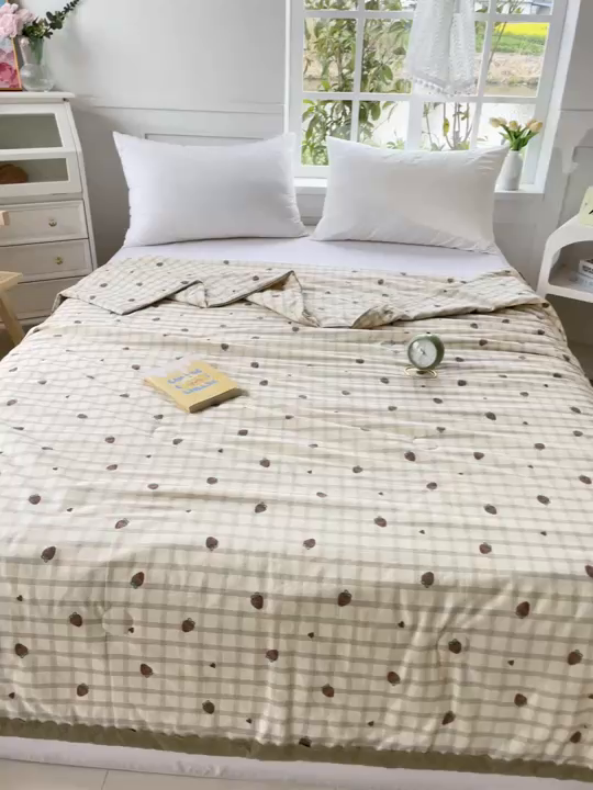 91家纺网 家纺一手货源 找家纺 2025新款全棉60支单层纱花边夏被 草莓格