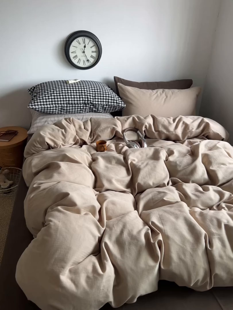 91家纺网 家纺一手货源 找家纺 2025新款全棉人字纹四件套（茶色山野） 茶色山野（黑小格混搭深棕）