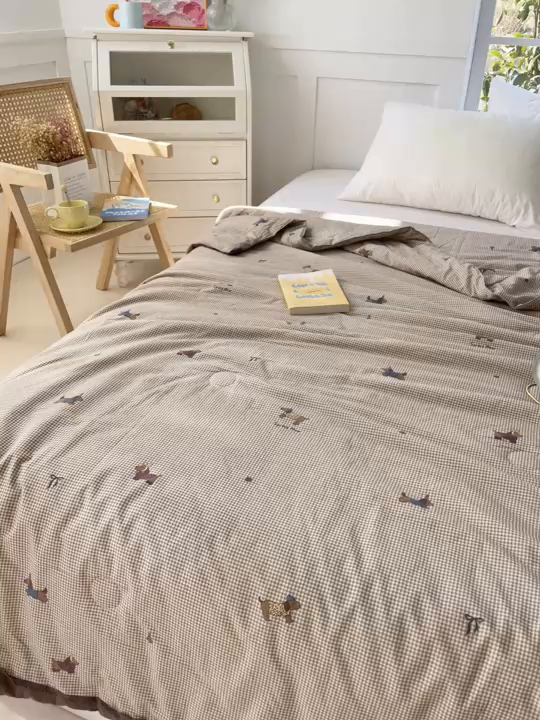 91家纺网 家纺一手货源 找家纺 2025新款全棉60支单层纱花边夏被 咖格狗