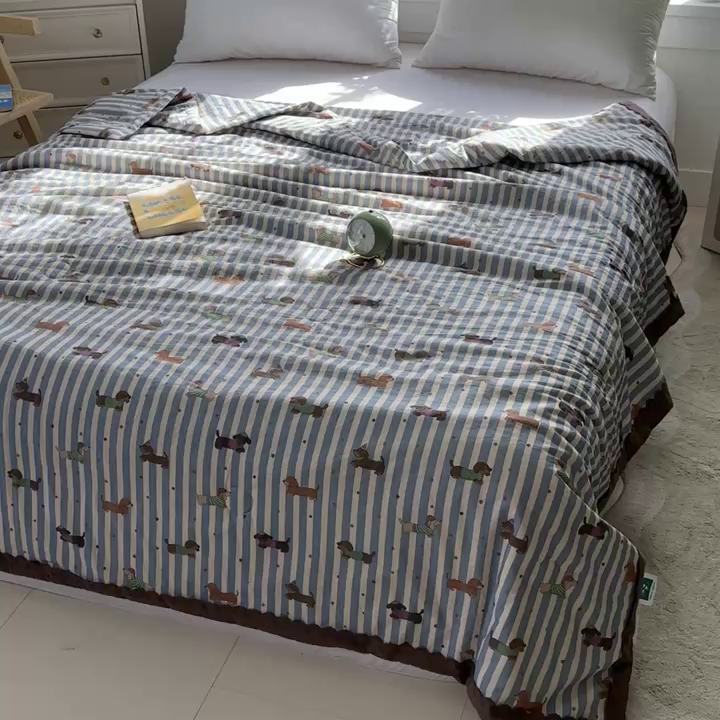 91家纺网 家纺一手货源 找家纺 2025新款全棉60支单层纱花边夏被 萌狗乐园