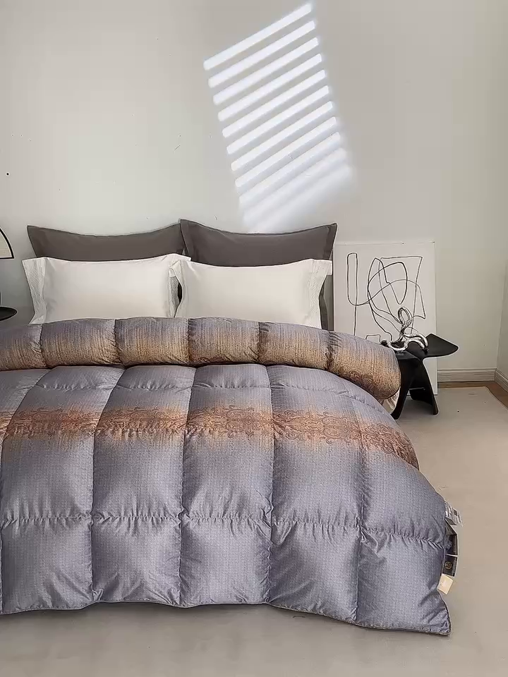 91家纺网 家纺一手货源 找家纺 御眠纺羽绒被壳 2024新品高端糯糯棉印花羽绒被鹅绒被冬被春秋被被子被芯 沐浴灰金