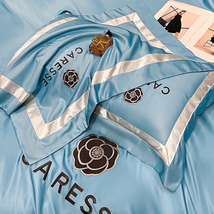 91家纺网 家纺一手货源 找家纺 妮恒美家纺 2025新款A版水洗真丝天丝B版纯棉刺绣绣花四件套全棉被套床单床笠款四件套 梦恋-宾利蓝＋白奶咖