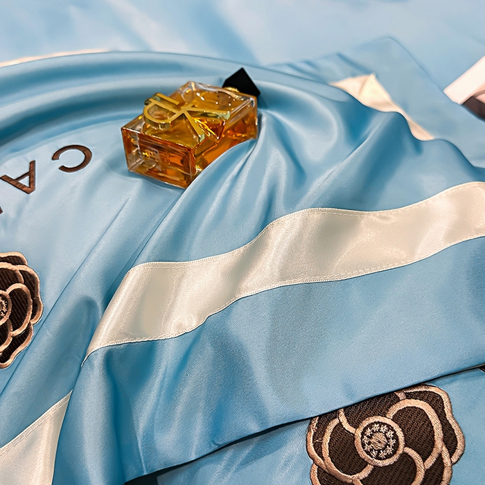 91家纺网 家纺一手货源 找家纺 妮恒美家纺 2025新款A版水洗真丝天丝B版纯棉刺绣绣花四件套全棉被套床单床笠款四件套 梦恋-宾利蓝＋白奶咖