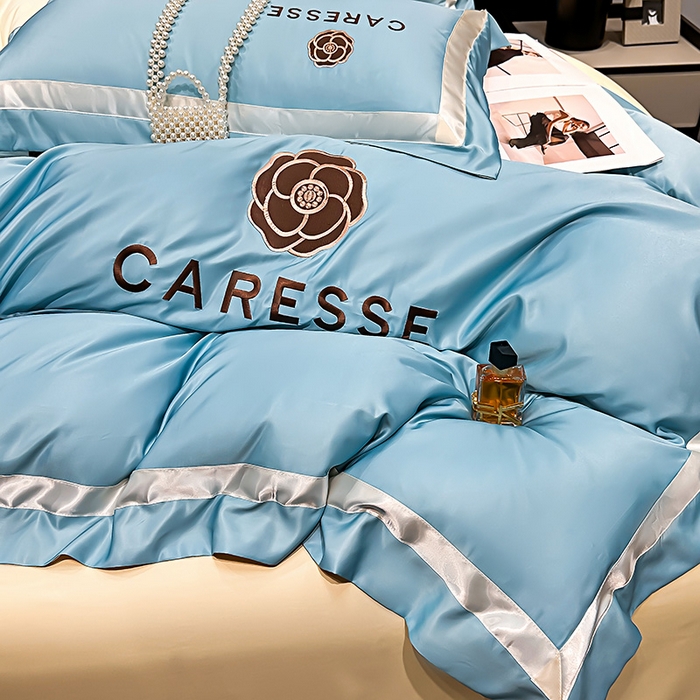 91家纺网 家纺一手货源 找家纺 妮恒美家纺 2025新款A版水洗真丝天丝B版纯棉刺绣绣花四件套全棉被套床单床笠款四件套 梦恋-宾利蓝＋白奶咖