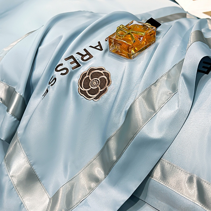 91家纺网 家纺一手货源 找家纺 妮恒美家纺 2025新款A版水洗真丝天丝B版纯棉刺绣绣花四件套全棉被套床单床笠款四件套 梦恋-海蓝灰