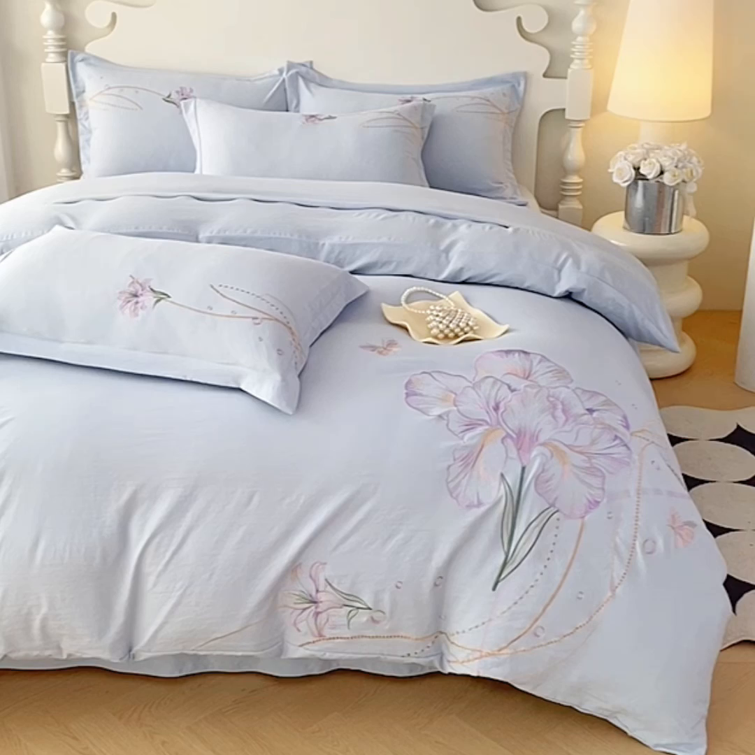 91家纺网 家纺一手货源 找家纺 大麦乐田 2025新款刺绣床裙款四件套-轻舞飞扬 轻舞飞扬 兰