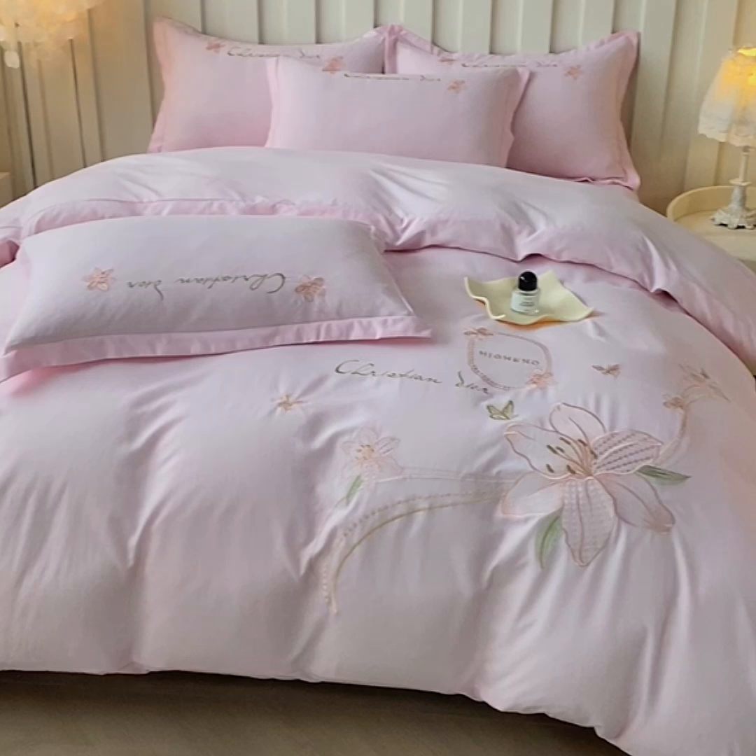 91家纺网 家纺一手货源 找家纺 大麦乐田 2025新款刺绣床裙款四件套-百合花 百合花 粉玉