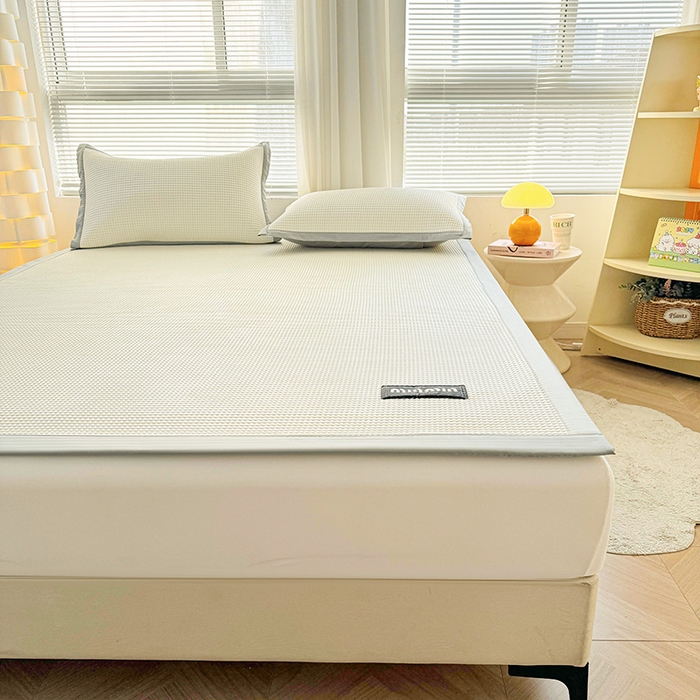 91家纺网 家纺一手货源 找家纺 （总）如一 2025新款A类PE冰豆豆复合三明治凉席时尚款