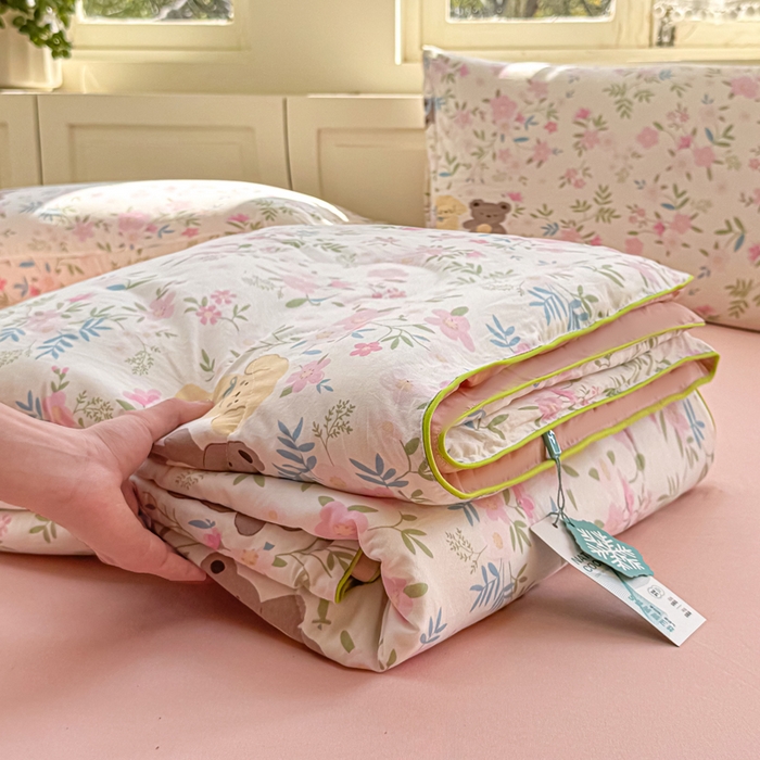 91家纺网 家纺一手货源 找家纺 丝芙妮家居（原乐视家纺） 2025春夏新款针织棉卡通印花夏被夏凉被空调被 爱丽花园