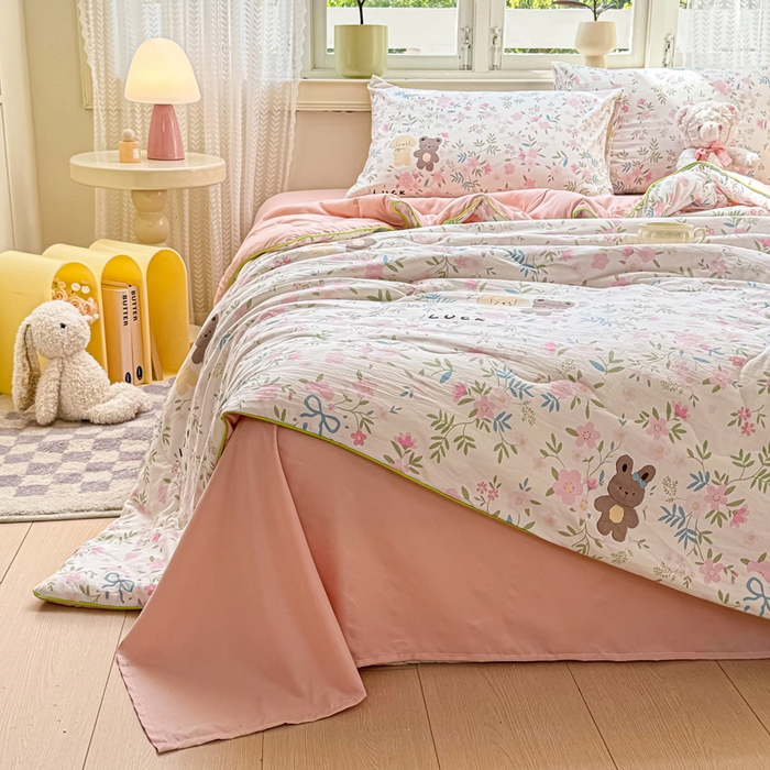 91家纺网 家纺一手货源 找家纺 丝芙妮家居（原乐视家纺） 2025春夏新款针织棉卡通印花夏被夏凉被空调被 爱丽花园