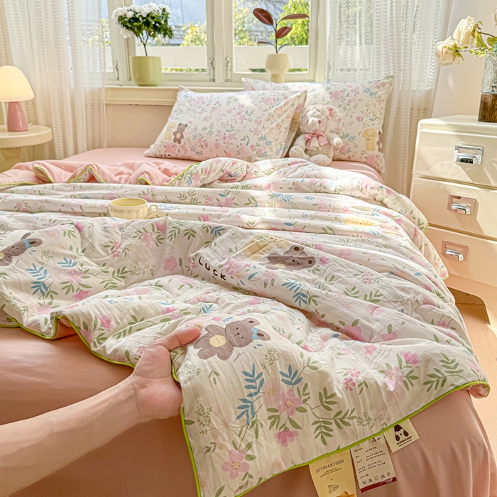 91家纺网 家纺一手货源 找家纺 丝芙妮家居（原乐视家纺） 2025春夏新款针织棉卡通印花夏被夏凉被空调被 爱丽花园