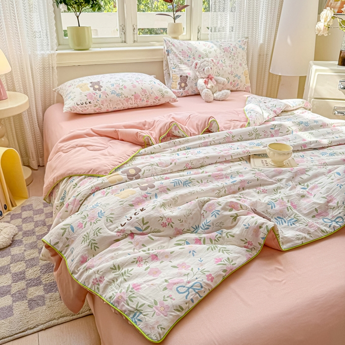 91家纺网 家纺一手货源 找家纺 丝芙妮家居（原乐视家纺） 2025春夏新款针织棉卡通印花夏被夏凉被空调被 爱丽花园