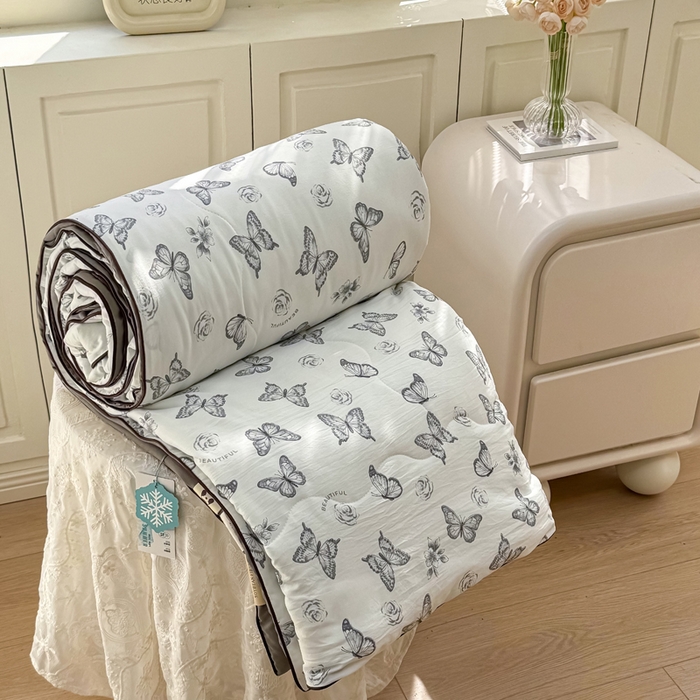 91家纺网 家纺一手货源 找家纺 丝芙妮家居（原乐视家纺） 2025春夏新款针织棉卡通印花夏被夏凉被空调被 赫本蝶