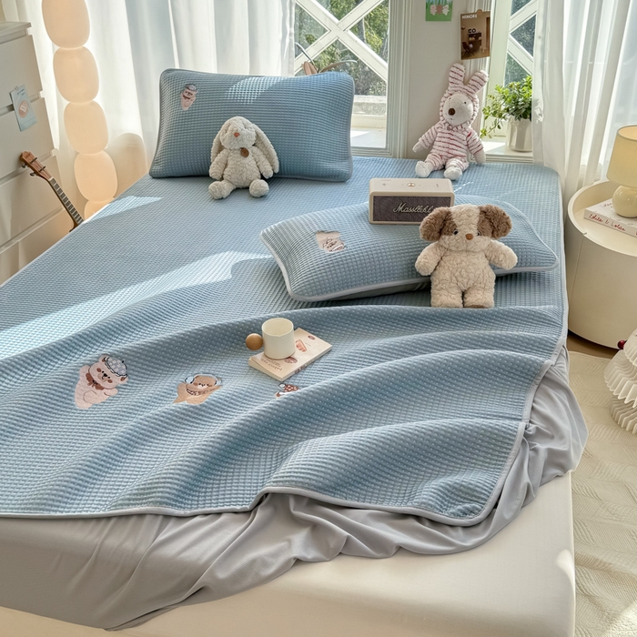 91家纺网 家纺一手货源 找家纺 萌飞 2025新款乙纶PE中分子华夫格凉豆豆凉席 中分子PE凉豆豆凉席-欢乐熊-时尚蓝【床笠款】