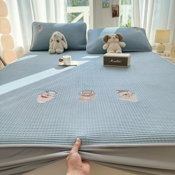91家纺网 家纺一手货源 找家纺 萌飞 2025新款乙纶PE中分子华夫格凉豆豆凉席 中分子PE凉豆豆凉席-欢乐熊-时尚蓝【床笠款】